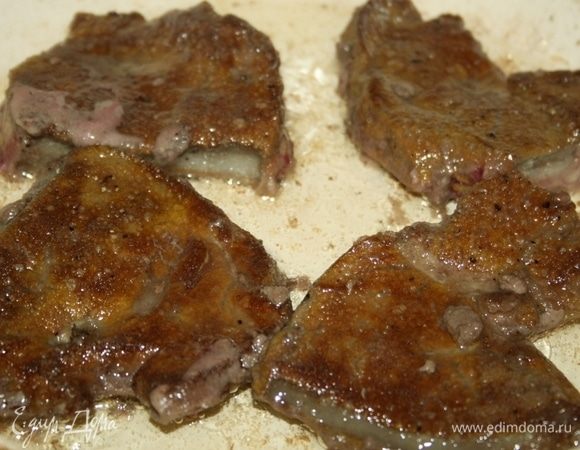 Запанировать печень в получившейся смеси и обжарить с 2 сторон на растительном масле.