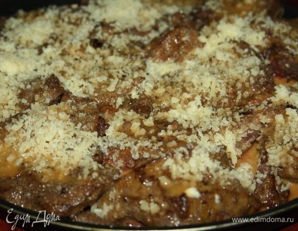 Полить печень смесью, посыпать пармезаном.