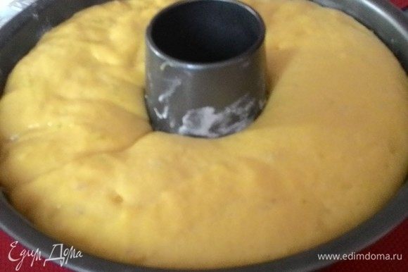 Разогрейте духовку до 190°С. Форму для ромовой бабы (диаметр 22 см) смажьте маслом и посыпьте мукой. Выложите тесто в форму, снова накройте и оставьте на 45 минут, пока оно не поднимется до краев формы.