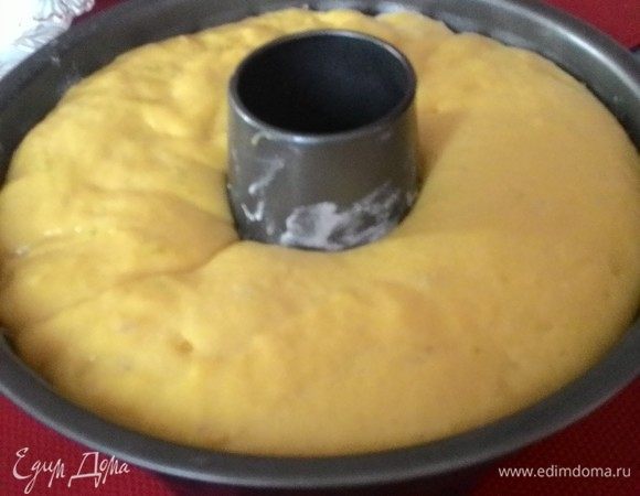 Разогрейте духовку до 190°С. Форму для ромовой бабы (диаметр 22 см) смажьте маслом и посыпьте мукой. Выложите тесто в форму, снова накройте и оставьте на 45 минут, пока оно не поднимется до краев формы.