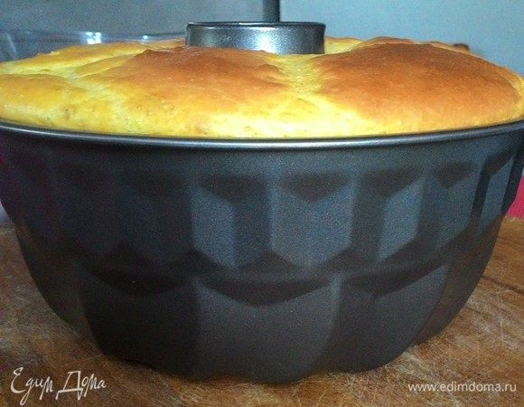 Выпекайте около 30 минут, кекс должен стать золотистым и отойти от стенок формы.