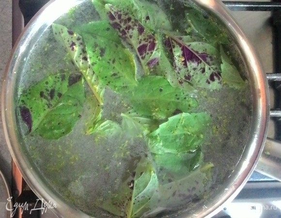 Для сиропа соедините в сотейнике сахар, большую часть базилика (несколько листочков оставьте для подачи), сок лаймов и цедру оставшегося лайма, 800 мл воды. Доведите до кипения на среднем огне, время от времени помешивая, чтобы сахар равномерно плавился и не пригорал. Когда сахар растворится, варите сироп при тихом кипении 5 минут, затем снимите с огня, вмешайте ром и оставьте в строну (я ром не добавляла).