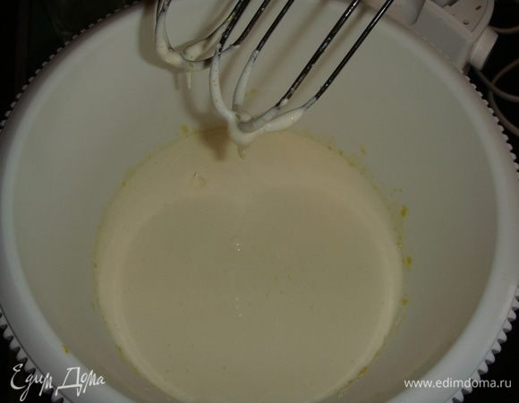 В чаше миксера соединить яйца, желток и 90 г сахара. Взбивать на максимальной скорости 10-15 минут.