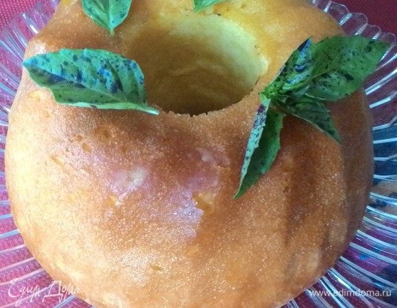 Переверните кекс на тарелку для подачи, полейте оставшимся сиропом и подавайте, украсив листочками базилика.