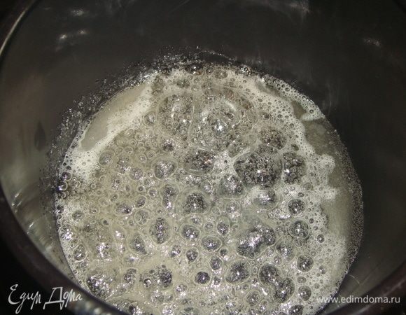 В сотейнике соединить 90 г сахара и 20 г воды. Поставить на средний огонь.