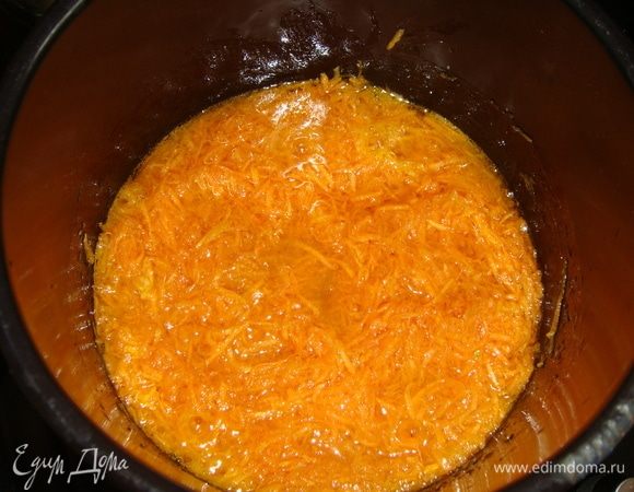 Как только сироп начнет приобретать карамельный цвет, влить подсолнечное масло и перемешать. Добавить морковь и варить на небольшом огне в течение 5 минут.
