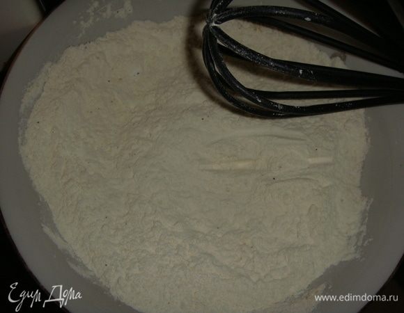 В миске соединить муку, корицу, имбирь, разрыхлитель и перемешать венчиком.