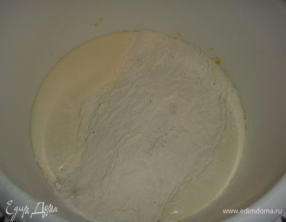 Во взбитые яйца добавляем сухие ингредиенты и перемешиваем лопаткой.