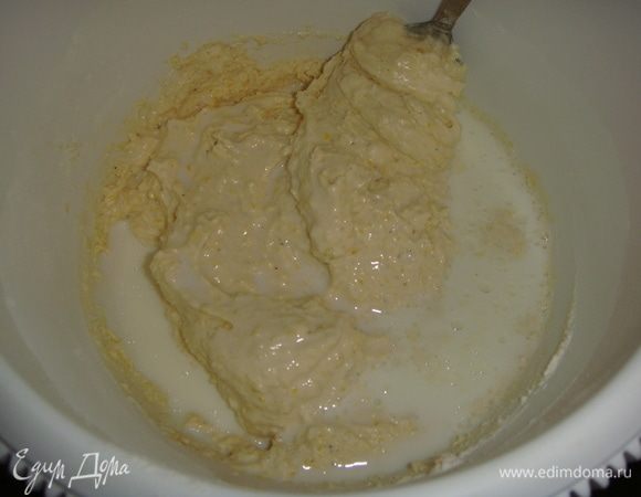 Вливаем молоко и перемешиваем.