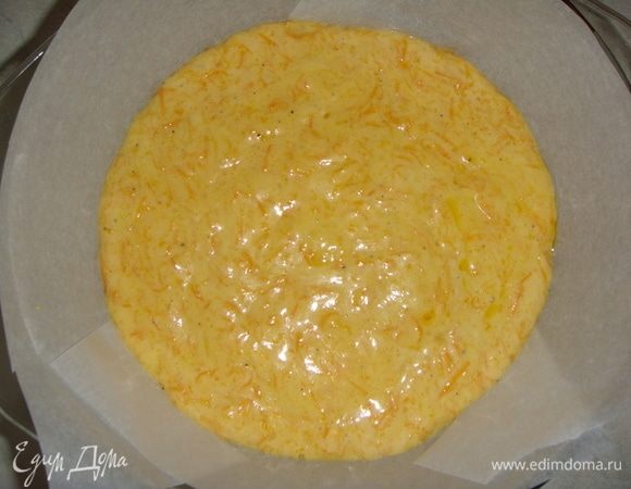 Добавляем морковь с карамелью, хорошо все перемешиваем и выкладываем тесто в форму диаметром 16-18 см. Дно и стенки формы застелить пергаментом. Ставим форму с тестом в разогретую до 150°С духовку на 40-50 минут. Готовность проверить зубочисткой.