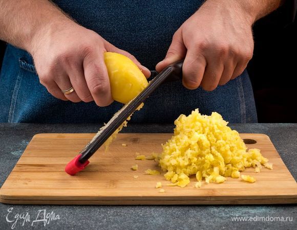 Картофель очистите и отварите до готовности. Натрите картофель на мелкой терке.