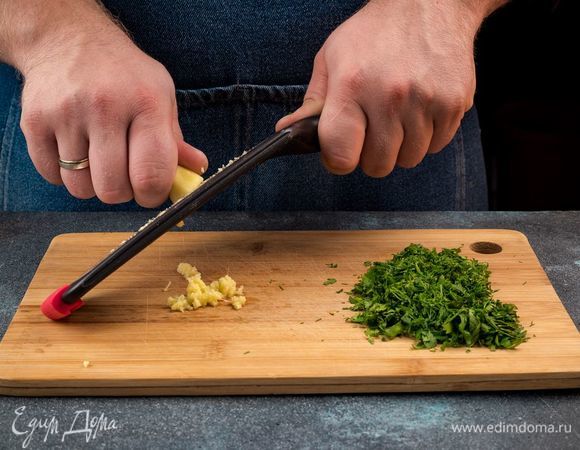 Измельчите кинзу и укроп, корень имбиря натрите на терке.