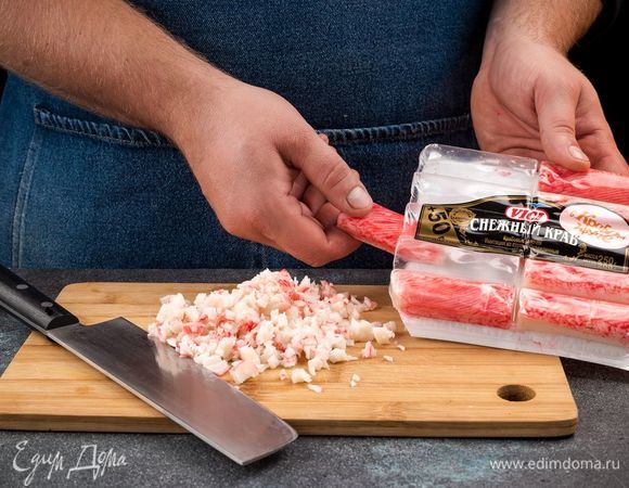 Крабовые палочки «Снежный краб» VIČI нарежьте.