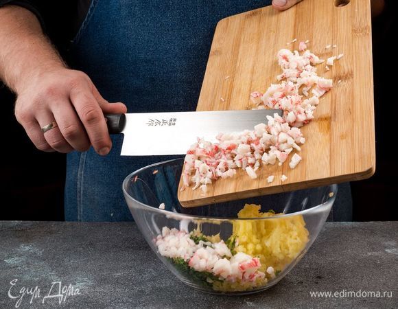 В емкости смешайте крабовые палочки, картофель, тертый имбирь и зелень. 
