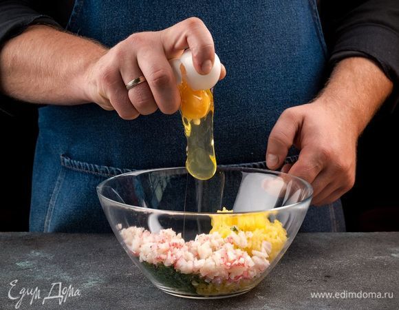Добавьте яйцо, соль и перец по вкусу. Все хорошо перемешайте. Из полученной массы сформируйте биточки и поставьте их в холодильник на 20 минут.
