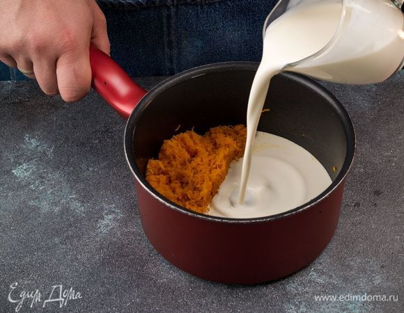 Приготовьте соус. Для этого натрите на терке морковь и припустите ее с небольшим количеством воды в течение 10 минут. Добавьте сливки, специи по вкусу. Готовьте соус до загустения, постоянно помешивая. Готовый соус взбейте блендером.