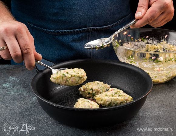 Достаньте биточки из холодильника и обжарьте с двух сторон на оливковом масле. 