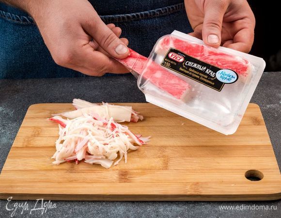 Крабовые палочки «Снежный краб» VIČI нарежьте соломкой, измельчите петрушку и укроп. 