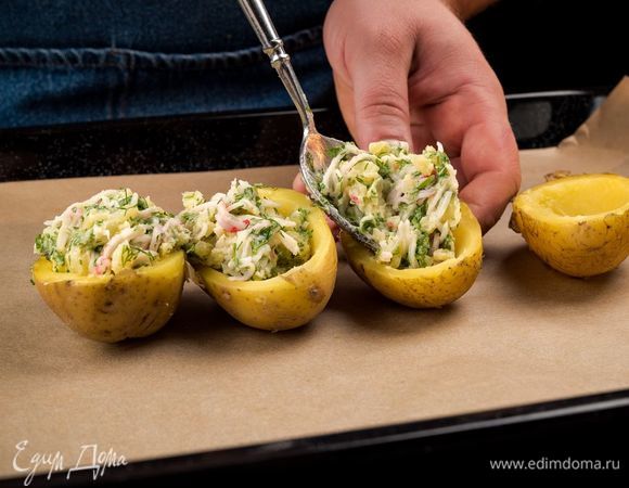 Все перемешайте, добавьте майонез. Полученной массой наполните картофель.