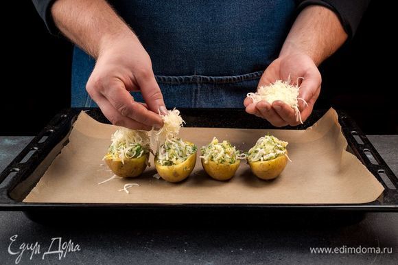 Сверху посыпьте картофель тертым сыром и запекайте в духовке при 180°С 7 минут.