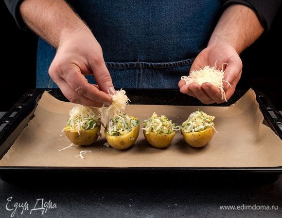 Сверху посыпьте картофель тертым сыром и запекайте в духовке при 180°С 7 минут.
