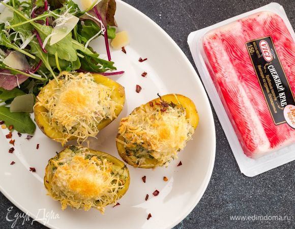 На тарелку выложите листья салата, запеченный картофель с крабовыми палочками и ароматной сырной корочкой. Приятного аппетита!