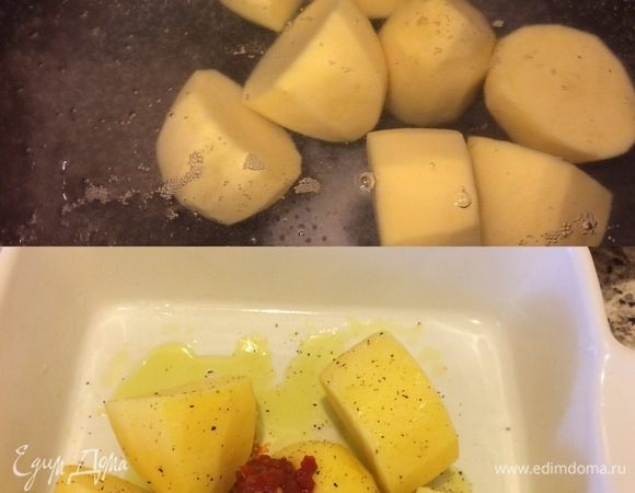 Очищенный картофель, бросить в кипящуюю подсоленную воду и варить 7-10 минут. Затем достать, положить в форму, обмазать перцем, аджикой и оливковым маслом.