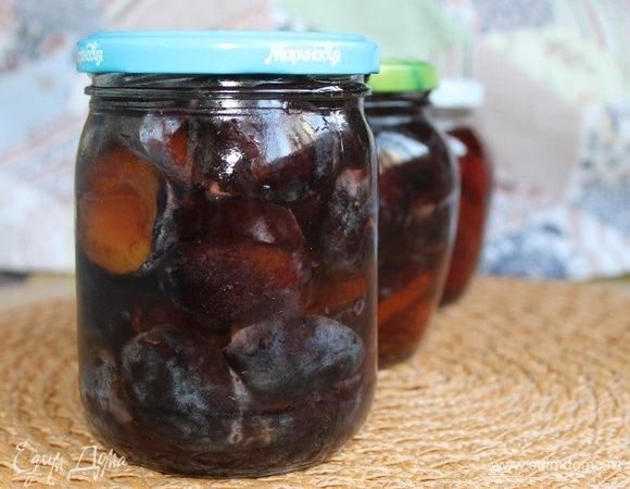 Чистые, сухие, не перезревшие сливы разделите на половинки, удалив косточку. Сложите в большой таз, пересыпьте подготовленным сахаром. К сахару добавьте одну чайную ложечку салициловой кислоты. Купить ее можно в рецептурном отделе аптеки. Не путайте с таблетками ацетилсалициловой кислоты. Измельчите в ступке 5 бутонов гвоздики и корицу. Корицу можно взять молотую, но в палочках она ароматнее. Все специи и салициловую кислоту нужно перемешать с сахаром перед тем, как добавить к сливам.
Оставляете сливы в прохладном месте на сутки, накрыв таз салфеткой. В течении суток периодически перемешивайте сливы, чтобы сахар равномерно распределялся и растворялся в  соке, который будут выделять сливы.
На следующий день сахар полностью растворится и сливы можно разложить в подготовленные чистые литровые или  0,7 л баночки. Равномерно разлейте выделившийся сок и добавьте в каждую баночку по 1 ст .л. спирта и закупорьте. Можно закрыть пластиковой крышкой для закупорки.