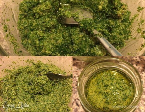 Затем добавляем 3 ст.л. оливкового масла и хорошо перемешиваем. Готовую аджику распределяем по стерильным банкам, сверху поливаем 1 ст.л. оливкового масла и закрываем.