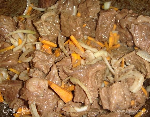 Когда жидкость в казане испарится, добавляем нарезанные овощи. Обжариваем до готовности овощей. Солим и перчим.