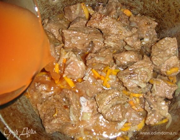 Томатную пасту развести в мясном бульоне и влить в казан. Тушить под закрытой крышкой минут 40.