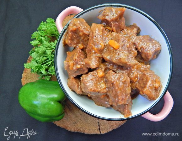 Подавать гуляш с любимым гарниром и свежими овощами. Приятного аппетита!