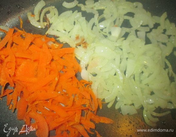 Нарезать тонкими брусочками морковь, а лук полукольцами и их обжарить до готовности. 