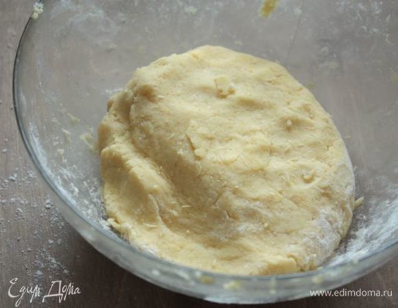 Добавьте в масляную крошку яйцо и быстро, в несколько заходов замесите тесто. До конца вымешивать тесто нет необходимости — это песочное рубленное тесто, оно может начать таять от тепла ваших рук. Как только вы смогли сформировать из теста шар — уже достаточно.

Оберните его пищевой пленкой и уберите в холодильник на полчаса.