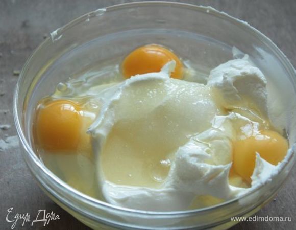 Пока тесто охлаждается, можно заняться начинкой: взбейте маскарпоне вместе с сахаром и яйцами в однородную массу. Вместо маскарпоне можно смело взять творог жирностью 15-20%, только добавьте в него 2-3 столовых ложки жирной сметаны (20%).