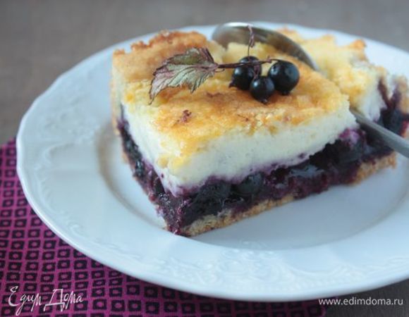 Этот пирог вкусен не только в теплом, но и в охлажденном виде. Если подавать его холодным, то верхний слой получается похожим на пломбир — очень вкусно! 