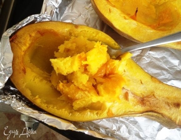Тыкву смазать растительным маслом и запечь в духовке до мягкости. Выскрести ложкой мякоть. Указала мякоть уже готовой тыквы.