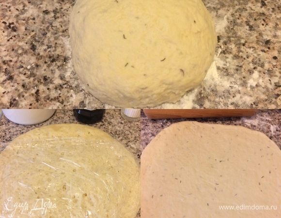 Замесить тесто (муки может уйти чуть меньше). Накрыть пленкой и оставить на 1,5-2 часа. Мое тесто спустя 1,5 часа. Духовку нагреть до 230°С. Тесто разделить на 2 части. Раскатать одну часть.