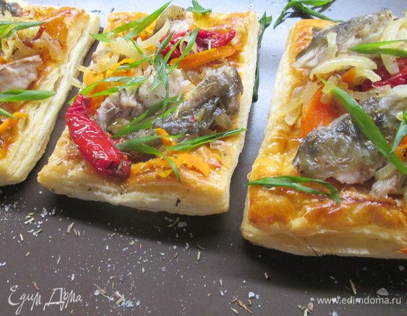 У готовой рыбы отделяем мясо от костей. 
На слойки выкладываем морковь, лук, вяленые помидоры и между ними кусочки рыбного филе. Посыпаем перьями зеленого лука, сбрызгиваем все соком лимона и добавляем еще немного  эстрагона.
Закуска готова.