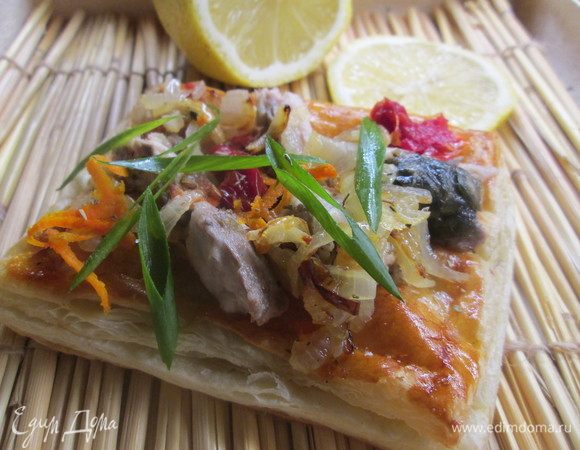 Подавать готовые слойки можно как в  теплом, так и в холодном виде. 
К утренней чашечке кофе они будут тоже  очень кстати.
