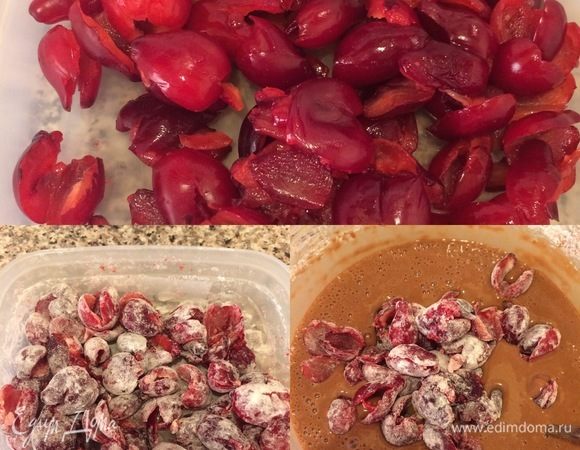 Из кизила достать косточки, добавить 1 ст.л. муки и аккуратно перемешать. Добавить кизил в тесто и перемешать ложкой.