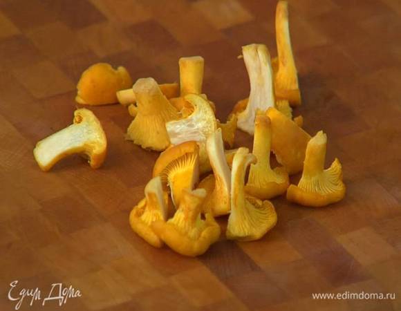 Лисички почистить, промыть, те, что покрупнее, порезать.