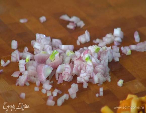 Шалот и чеснок почистить и порубить очень мелко.