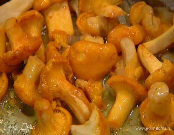 Добавить лисички, все перемешать, посолить, поперчить и обжаривать 5‒7 минут, не накрывая крышкой.