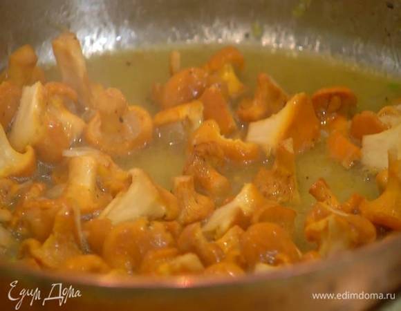 Готовые макароны выложить в сковороду с лисичками, все перемешать, затем добавить сметану, еще раз перемешать и немного прогреть.