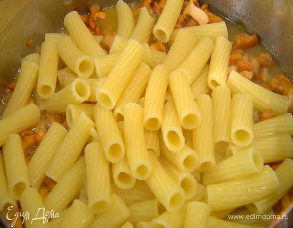 Пасту с лисичками переложить в глубокое блюдо, посыпать натертым пармезаном, перемешать, затем посыпать петрушкой.