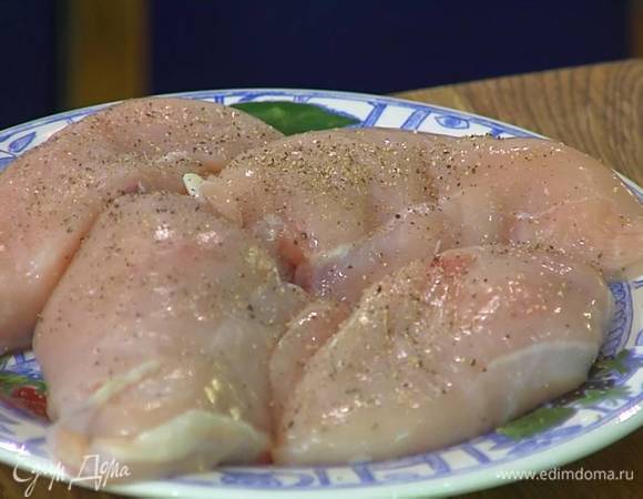 Куриные грудки посолить и поперчить со всех сторон.