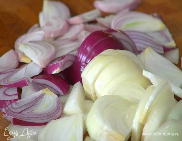 Весь лук почистить и нарезать полукольцами.