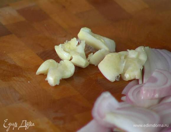 Чеснок почистить и раздавить плоской стороной ножа.