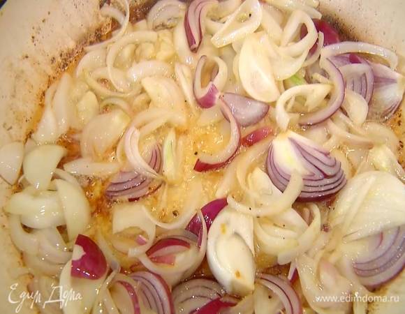 Обжаренные грудки переложить на тарелку, в сковороду выложить лук и чеснок и томить на медленном огне до готовности.